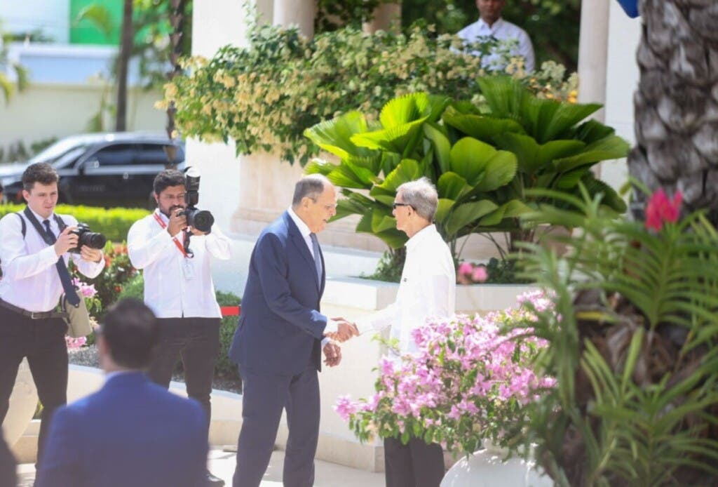 El ministro de Relaciones de Exteriores de Rusia, Serguéi Lavrov, llega esta mañana, a las 10:30, a la Cancillería dominicana, donde es recibido por su homólogo Roberto Álvarez. Lavrov está aquí desde ayer en visita oficial para inaugurar hoy la embajada de su país en Santo Domingo.
