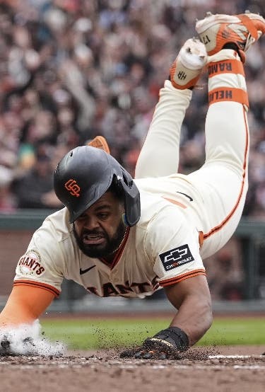 Heliot Ramos se beneficia de errores en el noveno