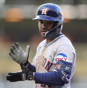 José Altuve pega sencillo de la victoria