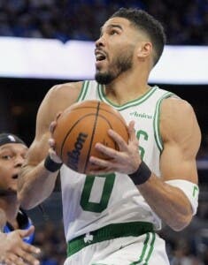 Jayson Tatum y Brown encaminan Celtics