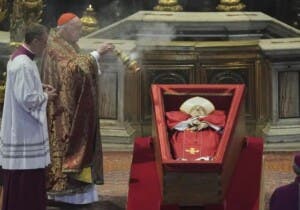Despedida al papa: lección humana