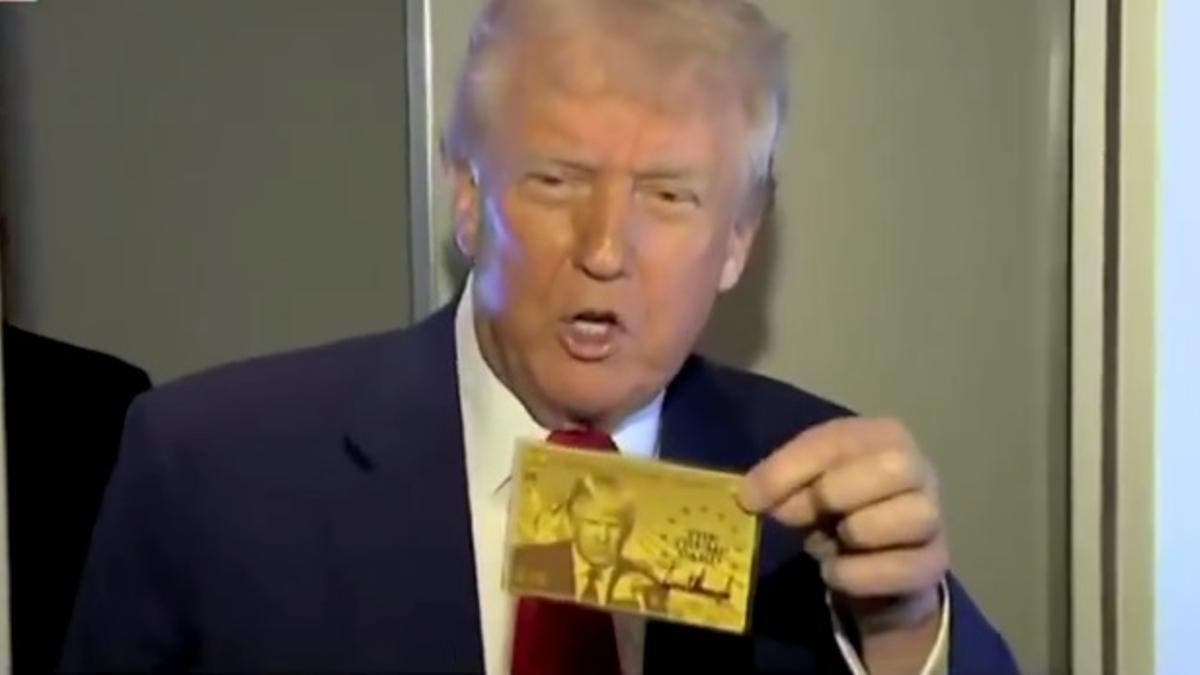 Trump presenta la nueva “tarjeta dorada” para inmigrantes millonarios que lleva su imagen