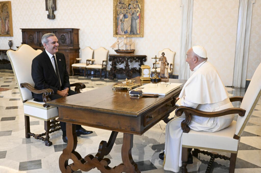Abinader se une al duelo por la muerte del papa Francisco