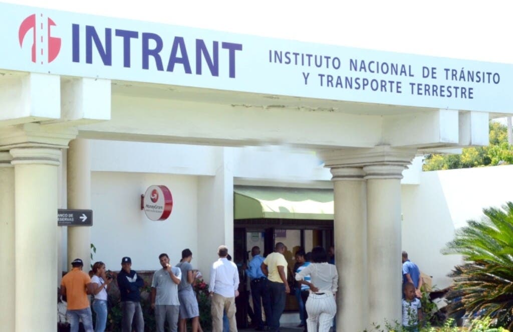 Personas acuden al Intrant en procura de obtener o renovar la licencia de conducir.