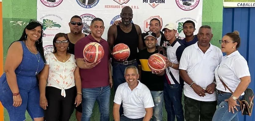 Fundación Solución Nacional-NY entrega útiles deportivos