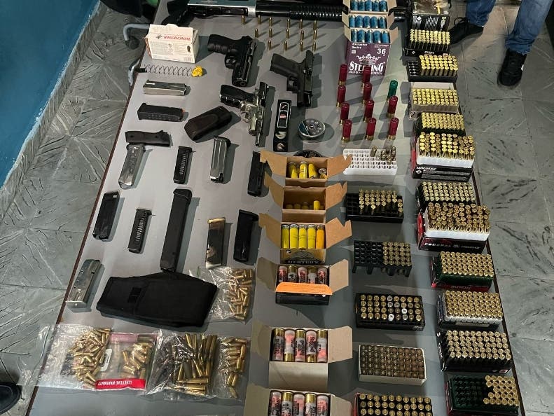 Policía incauta arsenal de 18 armas y arresta 17 en operativos masivos en el país