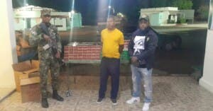 Descubren contrabando de cigarrillos ocultos en carga de naranjas en Azua