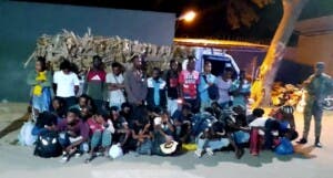 35 haitianos hallados bajo hojas en un camión en Valverde