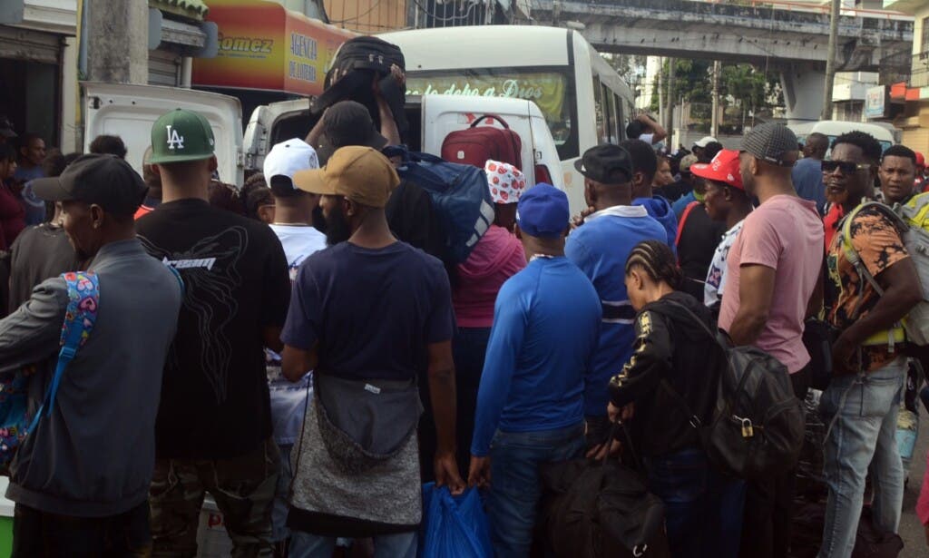 Cientos de pasajeros se aglomeraron esta mañana en la terminal de autobuses de las provincias del sur, de la avenida Duarte con 27 de Febrero, con fines de viajar a sus pueblos por el asueto de Semana Santa./Foto Jorge González