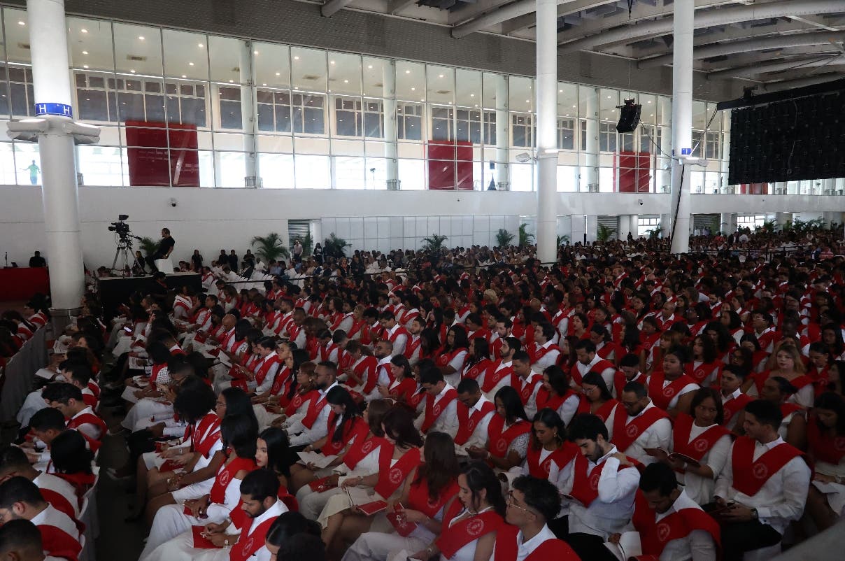 Intec entrega 911 títulos, una nueva generación de profesionales destacados