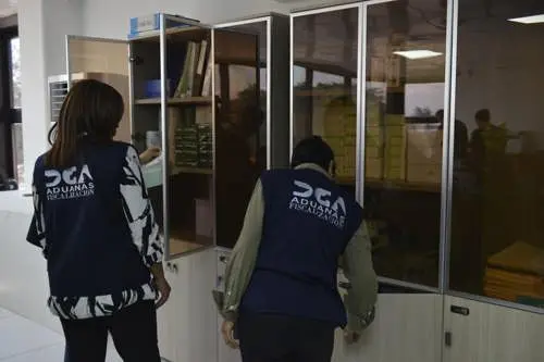 La Gerencia de Fiscalización de la entidad explicó que la intervención se enmarca en los esfuerzos por combatir la evasión fiscal, prevenir la competencia desleal y enfrentar el comercio ilícito, conforme a las disposiciones de la Ley de Aduanas 168-21.
