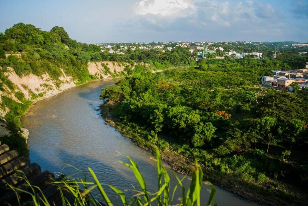  Desde el Gobierno del presidente Abinder, se busca conservar la cuenca del río Yaque del Norte que se ubica en la región norte y noroeste de la República Dominicana, con una superficie de 6,891.13 km².