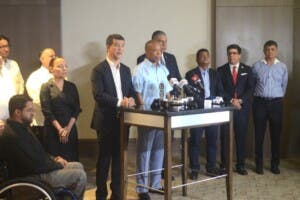 El alcalde Eric Adams visita la República Dominicana para rendir homenaje a las víctimas de tragedia en Jet Set