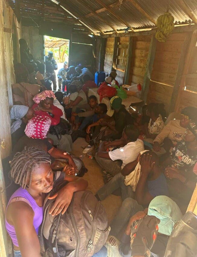 El Ejército dominicano localizó los 50 haitianos en situación migratoria irregular en el sector de Pueblo Nuevo, en Mao.