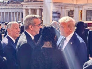 Abinader y Trump conversan brevemente en el funeral del papa Francisco en el Vaticano