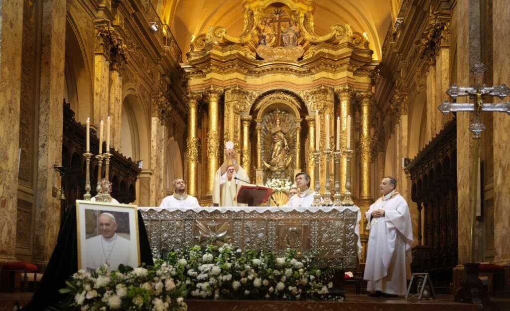 BUENOS AIRES (ARGENTINA), 21/04/2025.- Sacerdotes ofician una misa junto a un retrato del papa Francisco este lunes, en la Catedral Metropolitana de la Ciudad de Buenos Aires (Argentina). EFE/ Juan Ignacio Roncoroni