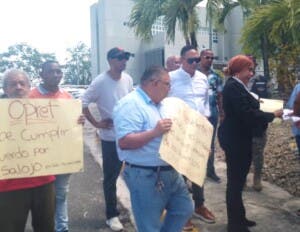 Comerciantes de Los Alcarrizos protestan frente a la OPRET en reclamo de indemnización