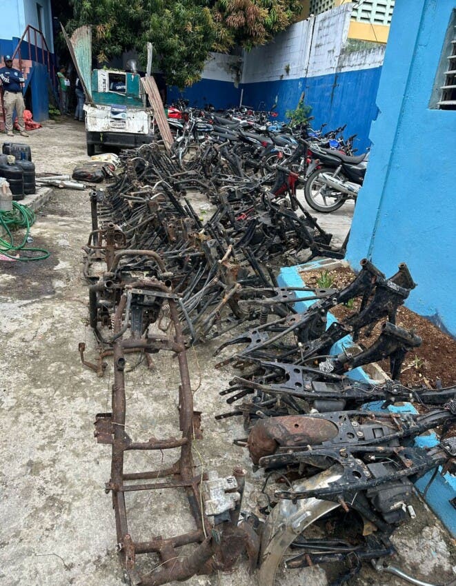 Parte de los 61 chasis y piezas de motocicletas robadas, en La Romana y por cuyo hecho la Policía apresó a un hombre en Villa Hermosa.