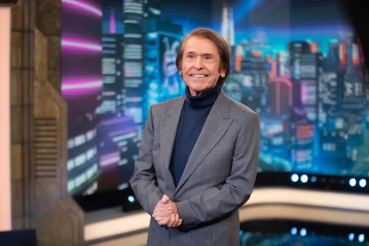 Raphael «está fenomenal» y su recuperación es «estupenda», según su esposa