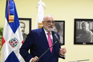 Vitelio Mejía debuta en la literatura con “Poemas del mar y otros amores”