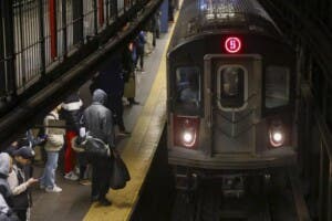 Policía de Nueva York busca a hombre por tener sexo con un cadáver en un vagón del metro