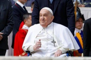 El papa, sin asistencia de oxígeno, saluda a los fieles en San Pedro por Semana Santa