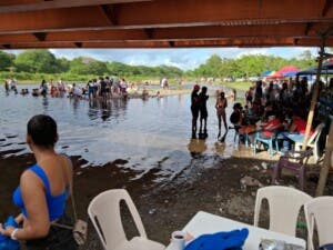 Tras mejorar clima, cotuisanos regresan al río Yuna y otros balnearios”