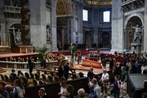 Casi 20.000 personas han pasado ante el féretro del papa en su primer día en la basílica