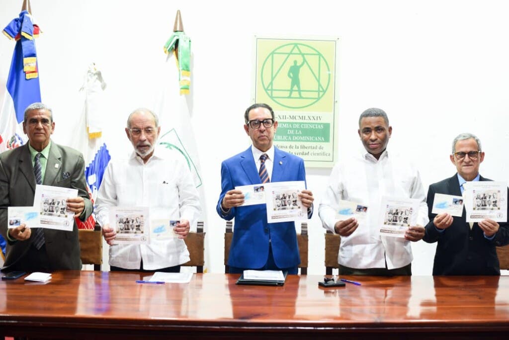 En representación del director general del Inposdom, Erick Guzmán Núñez, el subdirector Fernando Quiñones pronunció las palabras centrales del acto, destacando que “los sellos postales son vehículos de memoria colectiva, portadores de historia, identidad y cultura”.