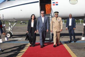 Luis Abinader regresa tras participar en funeral del papa Francisco