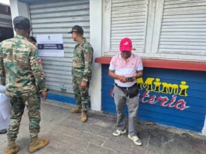 Clausuran comercios en playa Boca Chica por no exhibir precios