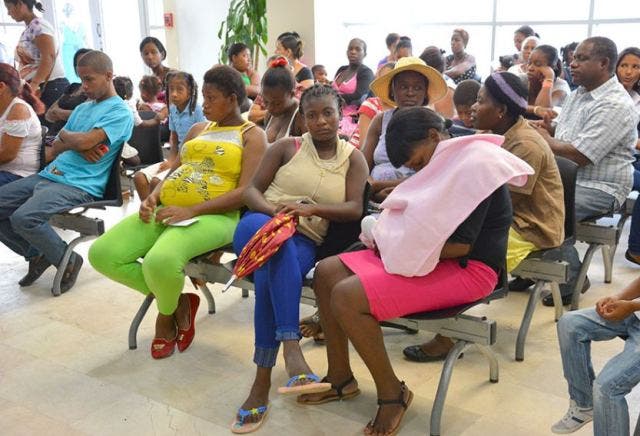 Haitianos ilegales serán repatriados tras recibir atención en hospitales públicos