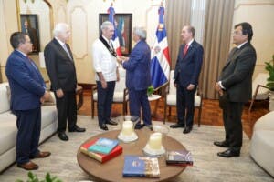 Abinader recibe medalla por su compromiso con la democracia