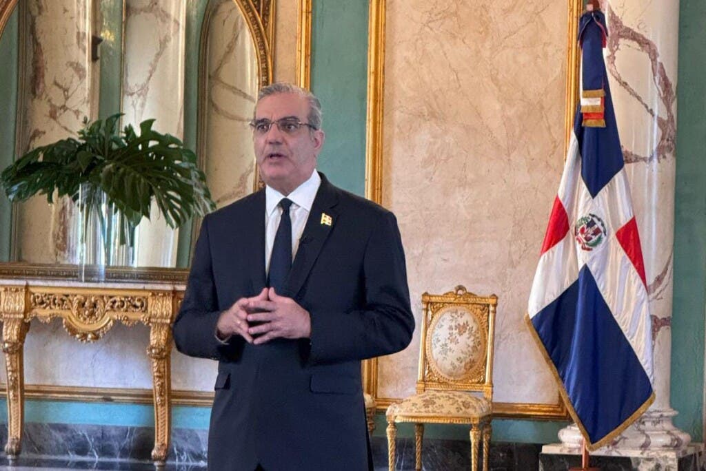 Abinader reconoce a rescatista por desempeño en la tragedia del Jet Set