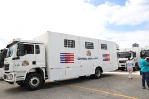 ¿Cómo son los nuevos vehículos de Migración? Gobierno garantiza trato más digno a deportados