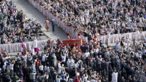 Unas 150.000 personas despiden al papa en la basílica de San Pedro antes del funeral
