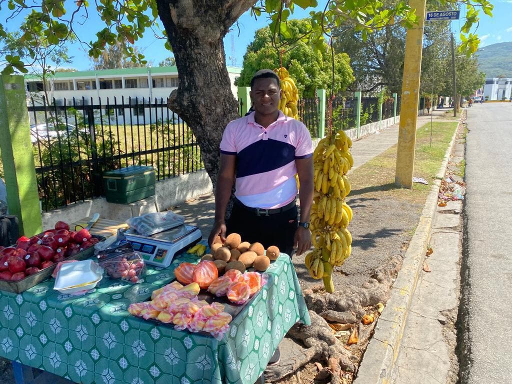 Una fotografía de archivo cuando Jefry Reyes vendía frutas en Barahona