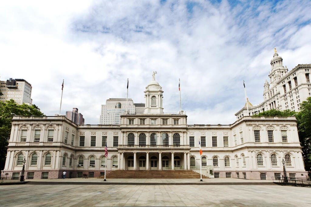 ayuntamiento de nueva york, la sede del gobierno de la ciudad de nueva york, ubicada en el centro del parque del ayuntamiento en el área del centro cívico del bajo manhattan, entre broadway, park row y chambers street.