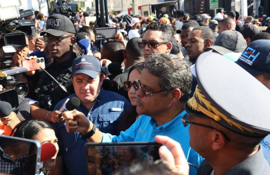 El director del COE, Juan Manuel Méndez mientras ofrece informaciones a la prensa sobre la tragedia de la discoteca Jet Set./Foto Guillermo Burgos