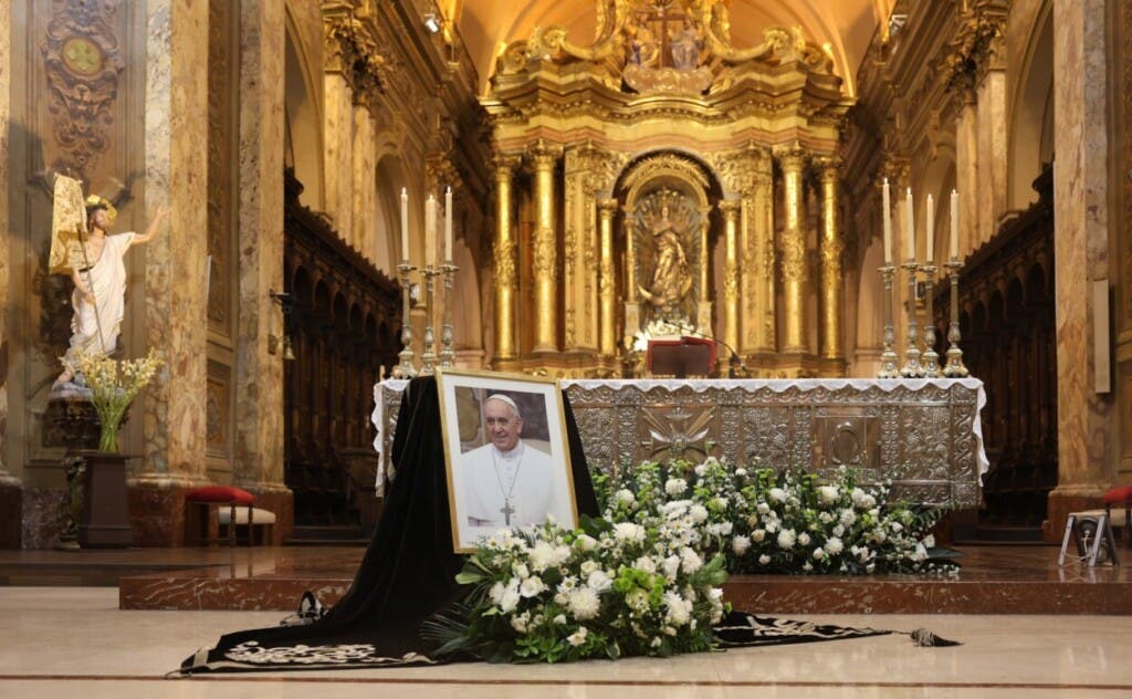 BUENOS AIRES (ARGENTINA), 21/04/2025.- Fotografía de un retrato del papa Francisco durante una misa en su honor este lunes, en la Catedral Metropolitana de la Ciudad de Buenos Aires (Argentina). EFE/ Juan Ignacio Roncoroni