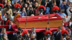 Cientos de fieles esperan para despedirse ante el féretro del papa Francisco
