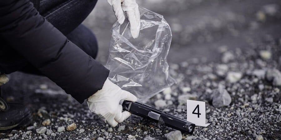 Generalmente, hay muchas personas y medios de comunicación que no distinguen entre el asesinato y homicidio, cuando ambas figuras tienen elementos constitutivos y sanciones distintas en nuestra legislación penal.