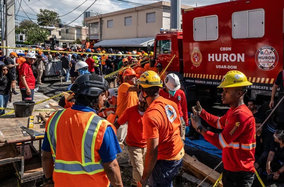 Personal de Defensa Civil y bomberos retiran escombros de la discoteca Jet Set en Santo Domingo, tras derrumbarse su techo, el 8 de abril de 2025.