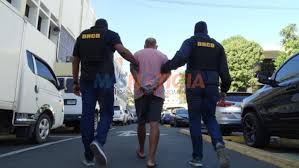 David Albertico Leung y/o David Martin Escudero y /o Albertico Franklin Leung también cumple condena de 20 años de prisión por violación a la Ley 50-88, que penaliza el tráfico ilícito de sustancias controladas.