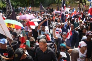 Miles marchan hacia el Palacio contra ilegales haitianos