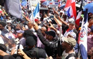 El Gobierno prohíbe participación de extranjeros en marchas dominicanas