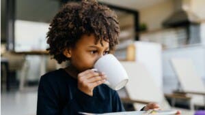 ¿Deben los niños tomar café? Expertos advierten los riesgos
