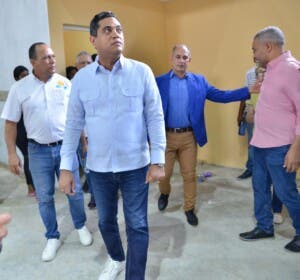 Kelvin Cruz supervisa reconstrucción polideportivo en Las Caobas