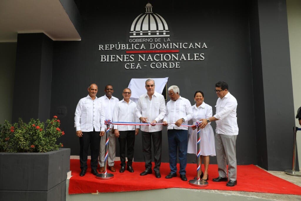 Más de 800 familias de Santo Domingo reciben títulos de propiedad