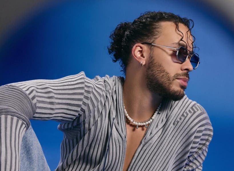 Prince Royce inyecta sabor caribeño a mitos como The Beatles y Elvis Presley en ‘Eterno’